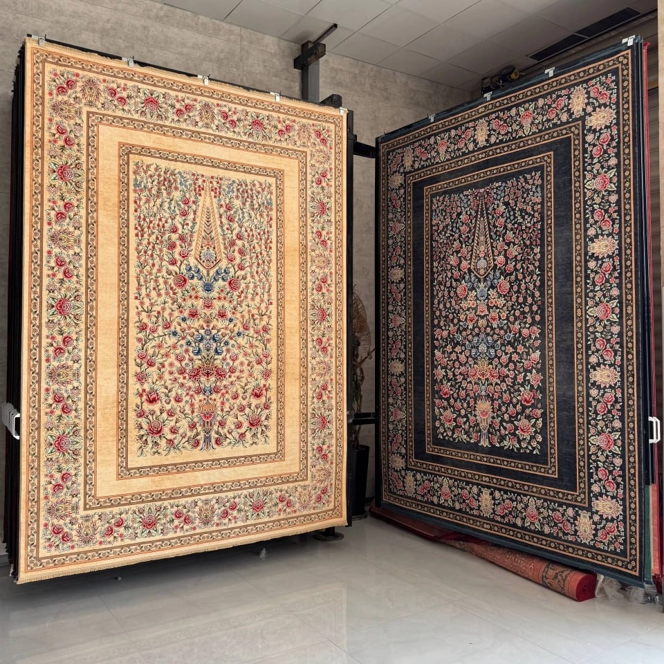 فرش ابریشم ماشینی ۷۷ رج کد باغ گل زغالی