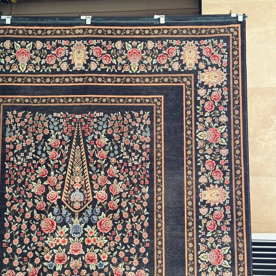 فرش ابریشم ماشینی ۷۷ رج کد باغ گل زغالی