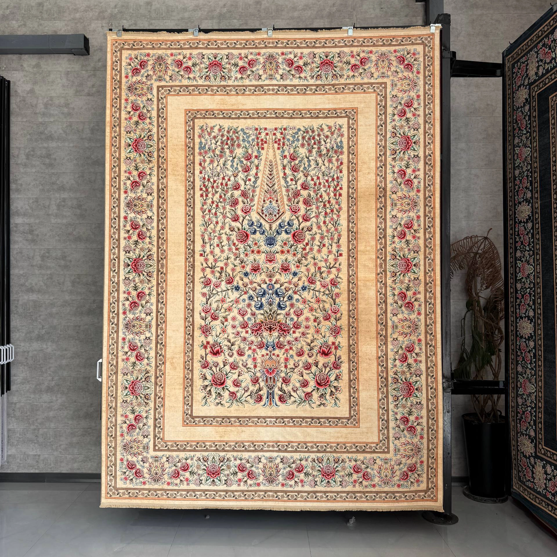 فرش ابریشم ماشینی ۷۷ رج کد باغ گل کرم