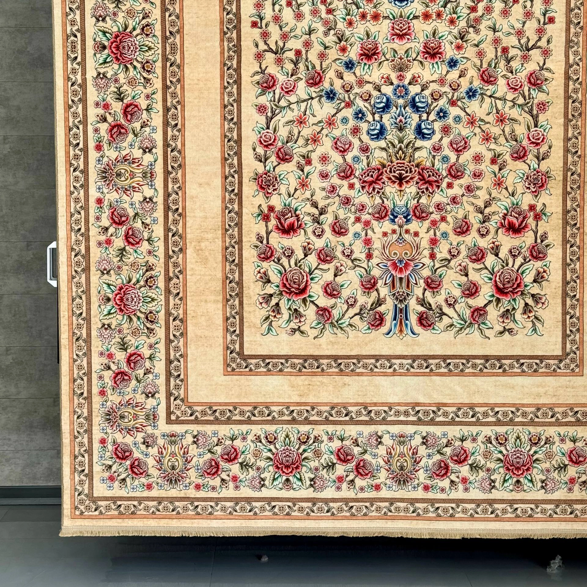 فرش ابریشم ماشینی ۷۷ رج کد باغ گل کرم