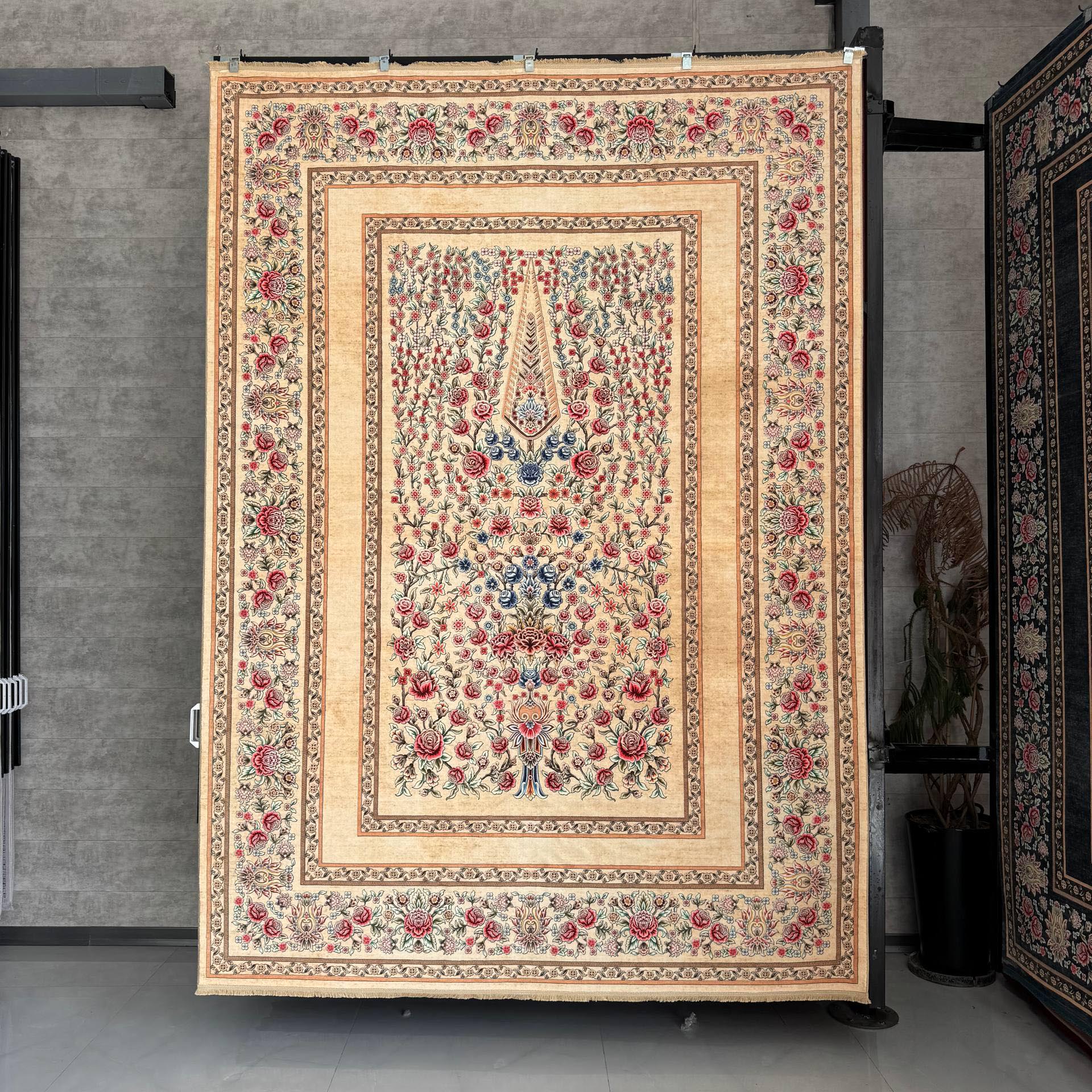 فرش ابریشم ماشینی ۷۷ رج کد باغ گل کرم