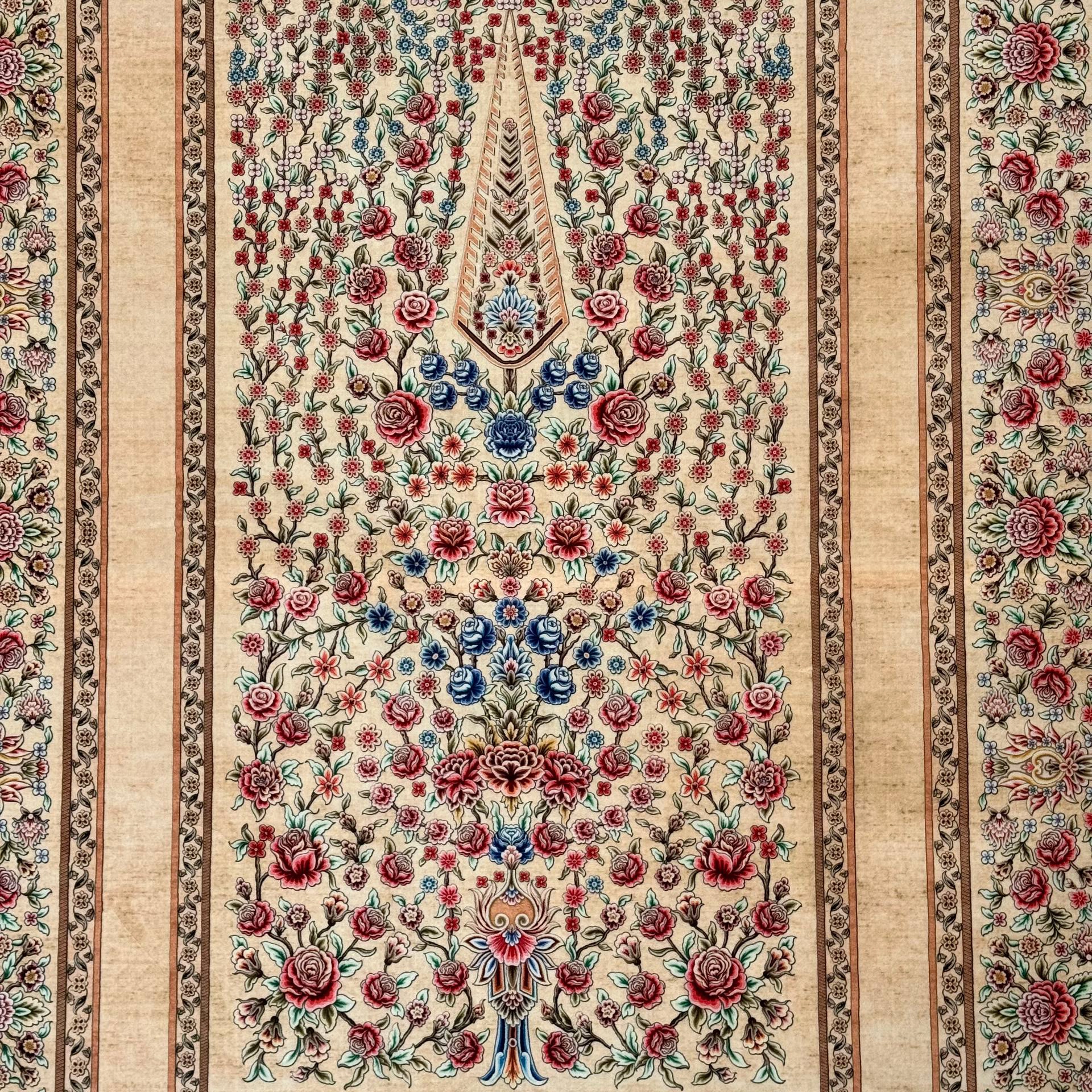 فرش ابریشم ماشینی ۷۷ رج کد باغ گل کرم