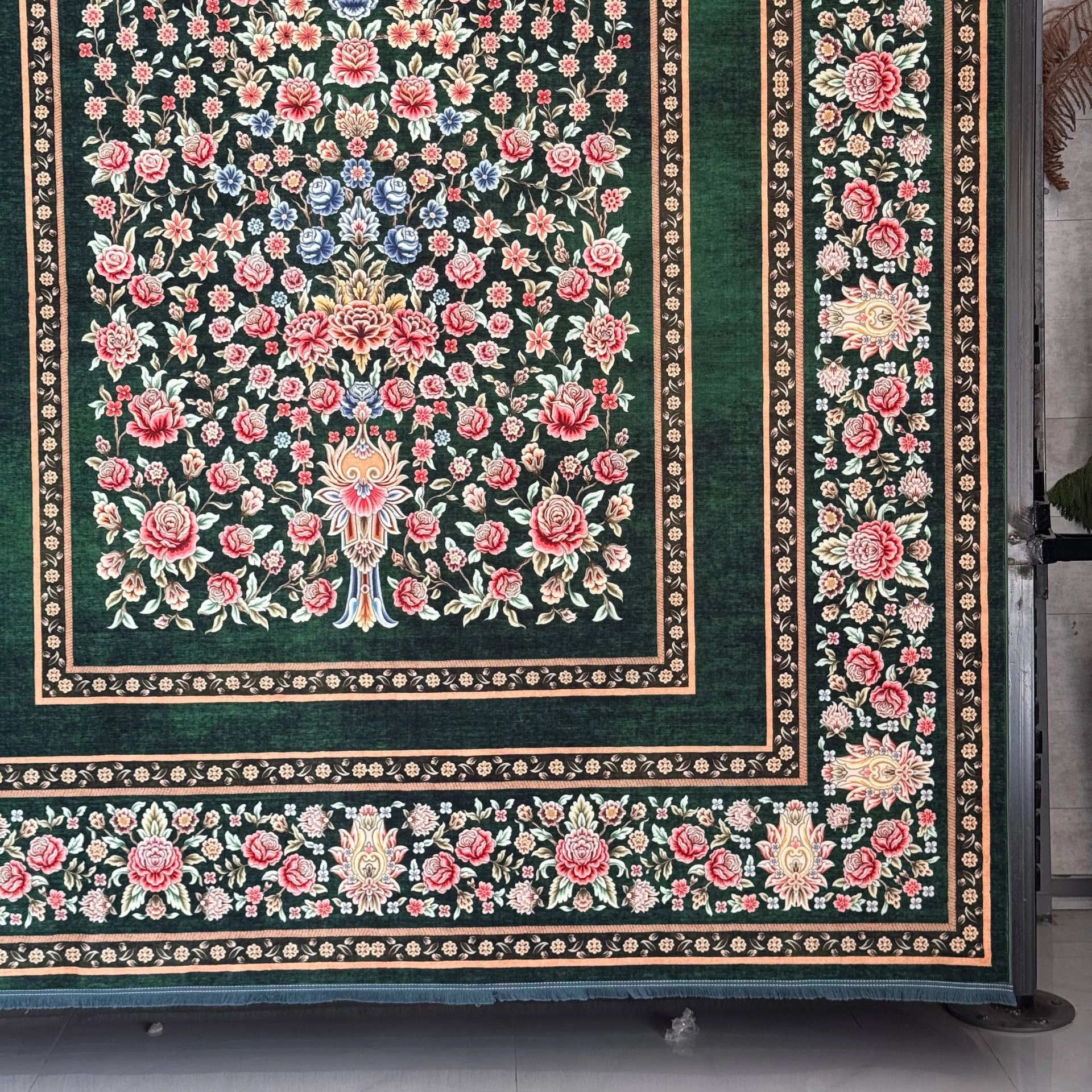 فرش ابریشم ماشینی ۷۷ رج کد باغ گل سبز