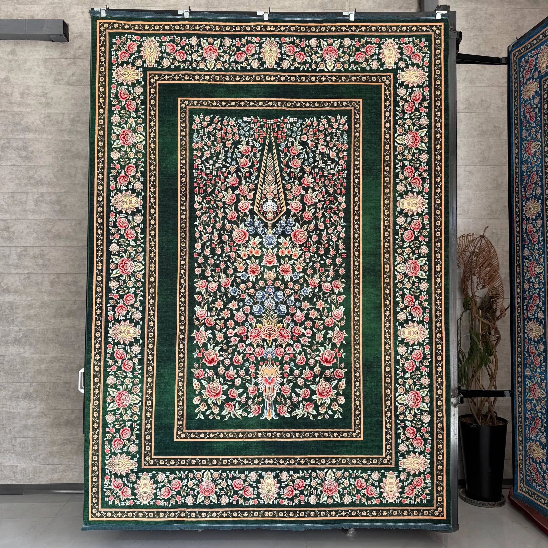 فرش ابریشم ماشینی ۷۷ رج کد باغ گل سبز