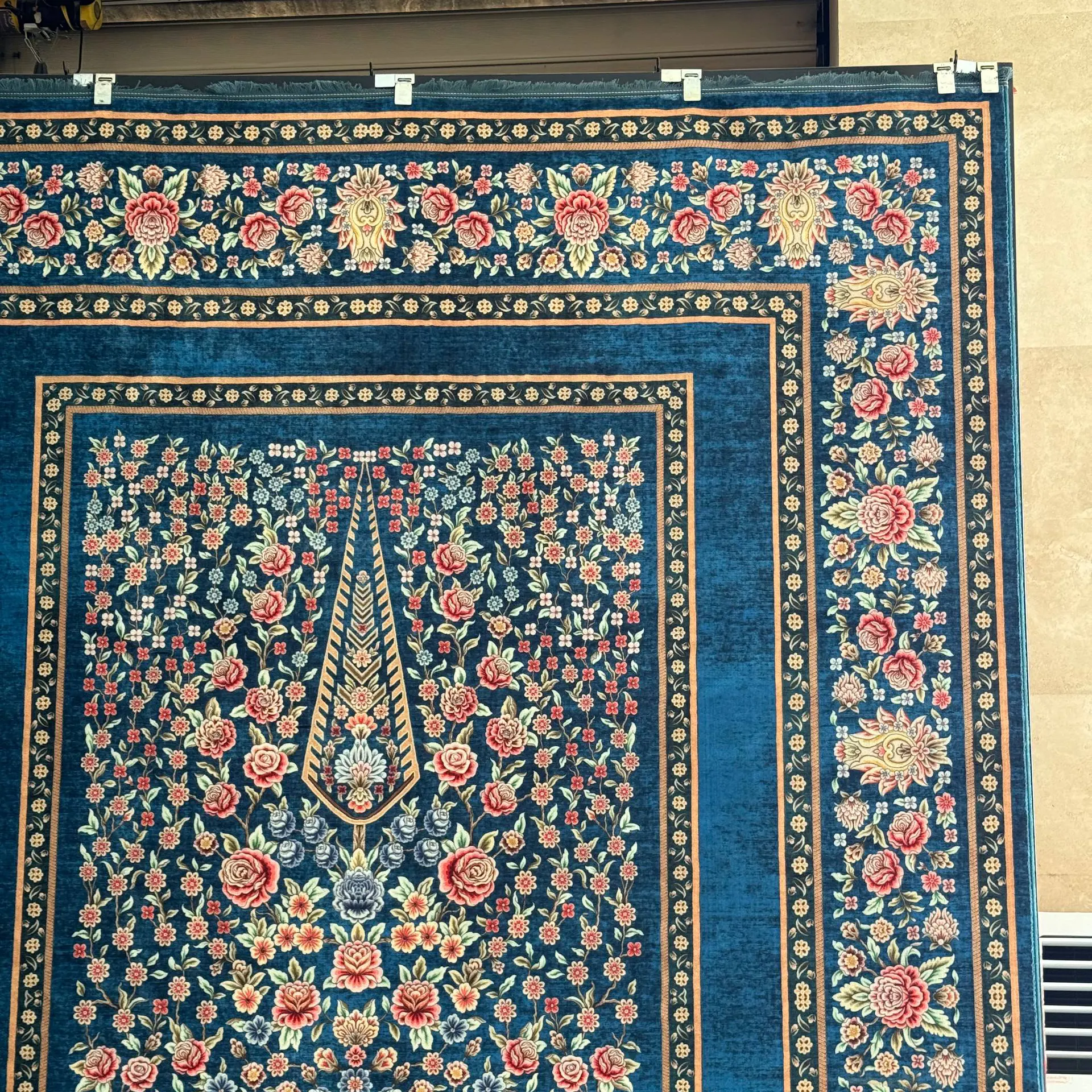 فرش ابریشم ماشینی ۷۷ رج کد باغ گل آبی