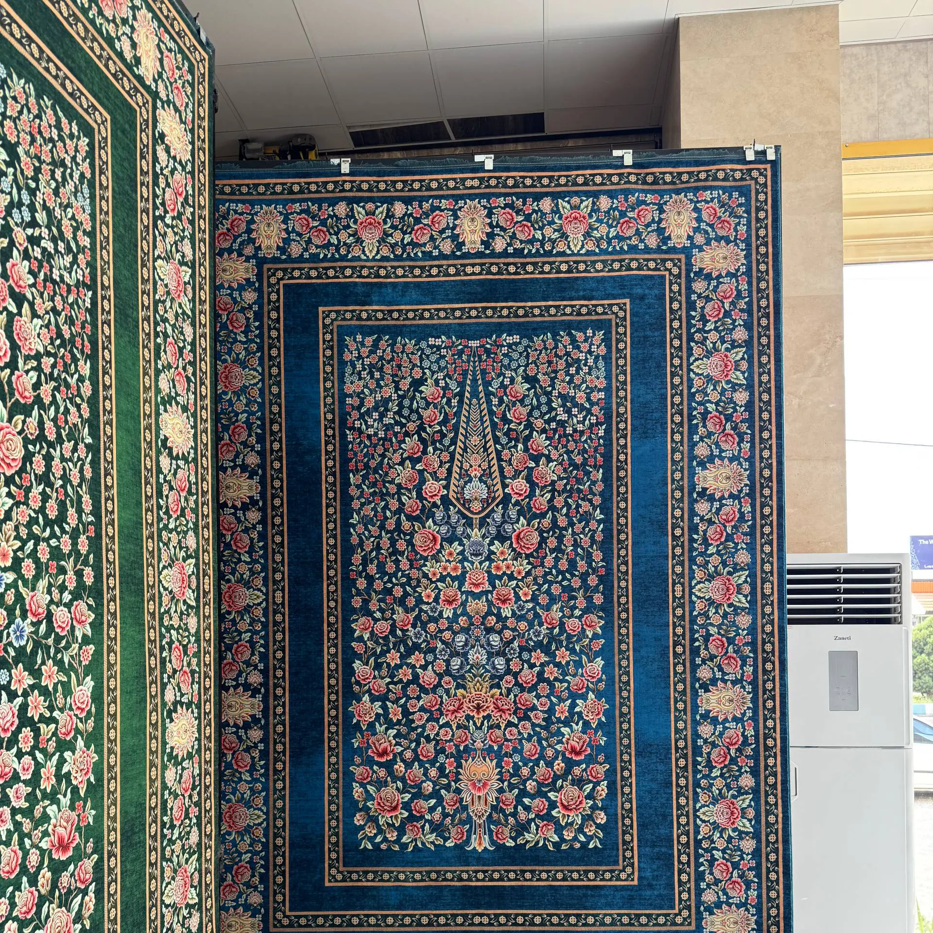 فرش ابریشم ماشینی ۷۷ رج کد باغ گل آبی