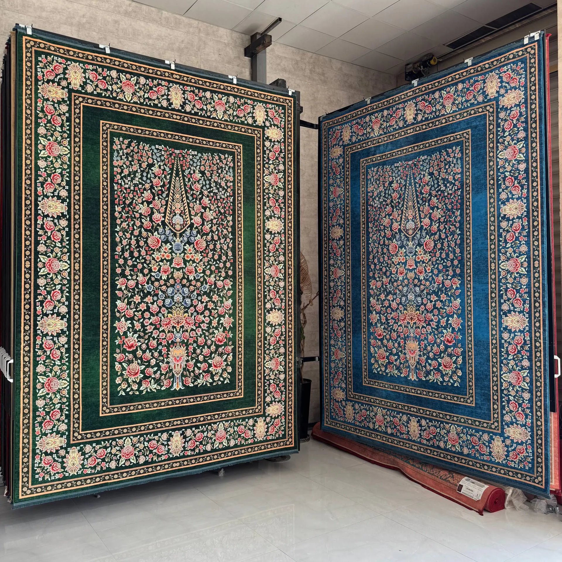 فرش ابریشم ماشینی ۷۷ رج کد باغ گل آبی