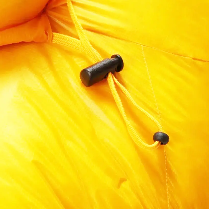 ویژگی های کیسه خواب پر اسنوهاک عایق کیسه خواب اسنوهاک با کیفیت ترین نوع پر (پر غاز سفید) با تراکم 90/10 با درجه پف شوندگی 700FP می باشد کیسه خواب پر اسنوهاوک مدل K2 900 به ‌نحوی طراحی شده که موجب به هدر رفتن گرمای بدن نخواهد شد. کلاه خوب این کیسه خواب تمام سر شما را می پوشاند، گرما را حفظ می کند و به شما اجازه می دهد که آزاد باشد تا راحت تنفس کنید. قسمت معروف به یقه کیسه خواب پر اسنوهاک کد K2 600 دور گردن شما را می پوشاند و مانع خروج گرمای بدن به بیرون می شود. کلاه این کیسه خواب بسیار جادار می باشد و با چفت کردن بند آن علاوه بر این که قسمت زیادی از صورت پوشیده می شود مانع از نفوذ هوای سرد به داخل کیسه خواب می گردد. طراحی این کیسه خواب ها بطوریست که زیپ در سمت چپ قرار گرفته است و برند زیپ های آن از نوع بسیار با کیفیت YKK می باشند؛ از این رو می توانید دو کیسه خواب را از طریق زیپ به هم وصل کنید. کیسه خواب پر اسنوهاوک با داشتن تنها 1000 گرم وزن که 600 گرم وزن پر آن می باشد. و همچنین ابعاد کیسه خواب: (فاصله سرشانه): 85 ( فاصله پاها): 50 ( طول کل): 220 می باشد. یکی از سبکترین و کم حجم ترین کیسه خواب های موجود در بازار می باشد وزن کم کیسه خواب پر اسنوهاک کد K2 600 ، موجب حمل و جابه‌ جایی آسان تر آن خواهد شد. لازم به ذکر است که دمای Comfort :٣ -درجه سانتی گراد، دمای Limit :٧-درجه سانتی گراد و دمای Exterme :١٧-درجه سانتی گراد می باشد. یکی از ویژگی های مهم این کیسه خواب اسنوهاک پارچه آن می باشد پارچه این محصول نیلون استفاده شده ساخت شرکت KOLON کره ی جنوبی می باشد که علاوه بر سبک بودن مقاومت بسیار بالایی را در برابر پارگی و پوسیدگی دارد آستر داخلی آن نیز بسیار لطیف بوده و با پوست بدن سازگاری مناسبی دارد . همچنین زیپ و کلیه یراق آلات این محصول ساخت شرکت YKK می باشد. داخل کیسه خواب در قسمت پشت زیپ یک کانال پر وجود دارد تا سرما از قسمت زیپ به داخل نفوذ نکند. جنس لایه خارجی: جنس لایه خارجی: ۷D 100% Ripstop Nylon و جنس لایه داخلی:20D 400T 100% Nylon که هم ضد حساسیت بوده و هم در مقابل نفوذ آب مقاوم است. این نکته بسیار حائز اهمیت است که کیسه خواب اسنوهاک، اندازه بدن شما باشد. کیسه خواب خیلی عریض، جاگیر، سرد و سنگین تر است؛ متقابلا، اگر کیسه خوابتان تنگ باشد، باید به زور زیپ آن را ببندید و داخل آن بخوابید. در این حالت بدن شما با فشاری که به جدار کیسه خواب وارد می کند، باعث فشرده شدن لایه عایق شده و هوای مابین آن را خالی می کند و در نتیجه درون کیسه خواب سرد می شود. اگر کیسه خواب خیلی کوتاه باشد، لایه عایق در قسمت پا و سر فشرده تر می شود و دوباره باعث سردتر شدن کیسه خواب می شود. اما کیسه خواب پر اسنوهاک کد K2 600، با شکل ارگونومیک و جای پای عریض و راحت این مشکلات را نیز حل کرده است. گفتنی است الیاف به کار رفته در تولید این محصول، کاملا سازگار با طبیعت بوده و تجدیدپذیز می باشند. گرمای کیسه خواب توسط ماده عایقی که در بین آن قرار دارد و باعث حبس هوا در بین خود می شود، بوجود می آید. کوهنوردی یکی از لذت بخش ترین فعالیت های طبیعت گردی و در عین حال ورزشی چالش برانگیز است؛ اما، به شرطی که وسایل و تجهیزات مناسب با فعالیتمان را به همراه داشته باشیم. بسیاری از ما تجربه کرده ایم که سرمای زمستان می تواند لذت یک سفر را به خاطره ای تلخ تبدیل کند. سرماخوردگی، سردرد و شاید عواقبی بسیار وخیم تری را نیز می تواند در پیش داشته باشد.