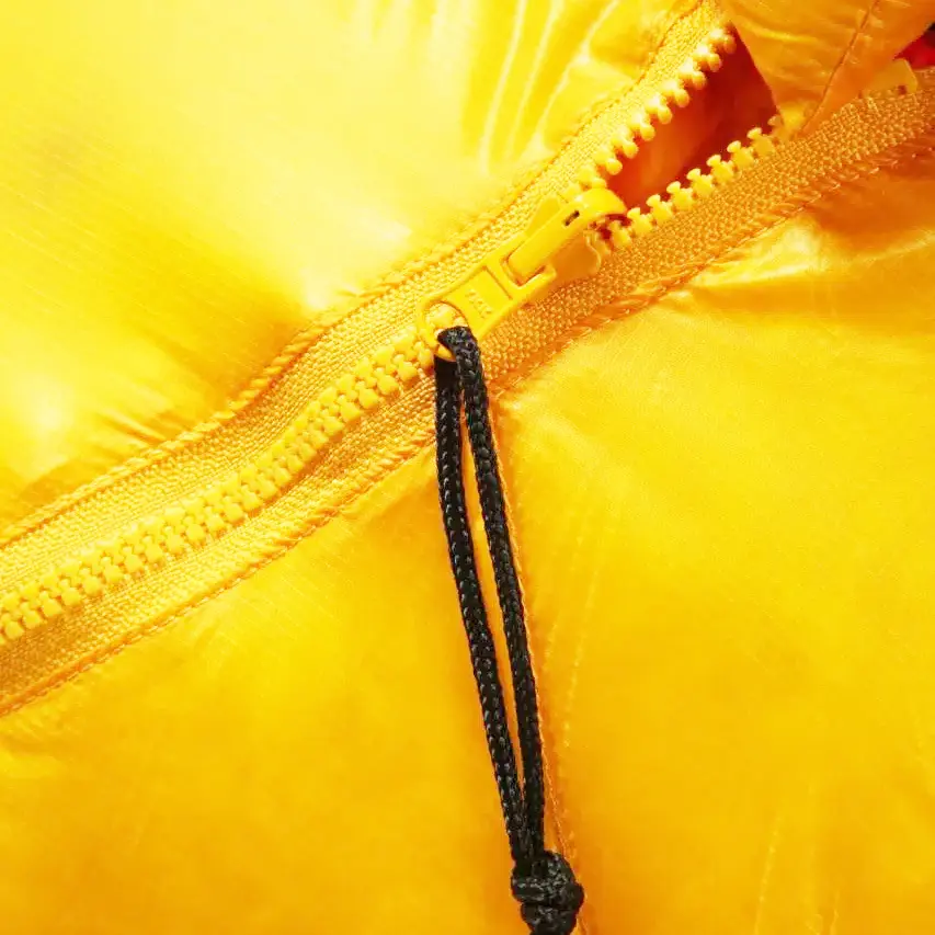 ویژگی های کیسه خواب پر اسنوهاک عایق کیسه خواب اسنوهاک با کیفیت ترین نوع پر (پر غاز سفید) با تراکم 90/10 با درجه پف شوندگی 700FP می باشد کیسه خواب پر اسنوهاوک مدل K2 900 به ‌نحوی طراحی شده که موجب به هدر رفتن گرمای بدن نخواهد شد. کلاه خوب این کیسه خواب تمام سر شما را می پوشاند، گرما را حفظ می کند و به شما اجازه می دهد که آزاد باشد تا راحت تنفس کنید. قسمت معروف به یقه کیسه خواب پر اسنوهاک کد K2 600 دور گردن شما را می پوشاند و مانع خروج گرمای بدن به بیرون می شود. کلاه این کیسه خواب بسیار جادار می باشد و با چفت کردن بند آن علاوه بر این که قسمت زیادی از صورت پوشیده می شود مانع از نفوذ هوای سرد به داخل کیسه خواب می گردد. طراحی این کیسه خواب ها بطوریست که زیپ در سمت چپ قرار گرفته است و برند زیپ های آن از نوع بسیار با کیفیت YKK می باشند؛ از این رو می توانید دو کیسه خواب را از طریق زیپ به هم وصل کنید. کیسه خواب پر اسنوهاوک با داشتن تنها 1000 گرم وزن که 600 گرم وزن پر آن می باشد. و همچنین ابعاد کیسه خواب: (فاصله سرشانه): 85 ( فاصله پاها): 50 ( طول کل): 220 می باشد. یکی از سبکترین و کم حجم ترین کیسه خواب های موجود در بازار می باشد وزن کم کیسه خواب پر اسنوهاک کد K2 600 ، موجب حمل و جابه‌ جایی آسان تر آن خواهد شد. لازم به ذکر است که دمای Comfort :٣ -درجه سانتی گراد، دمای Limit :٧-درجه سانتی گراد و دمای Exterme :١٧-درجه سانتی گراد می باشد. یکی از ویژگی های مهم این کیسه خواب اسنوهاک پارچه آن می باشد پارچه این محصول نیلون استفاده شده ساخت شرکت KOLON کره ی جنوبی می باشد که علاوه بر سبک بودن مقاومت بسیار بالایی را در برابر پارگی و پوسیدگی دارد آستر داخلی آن نیز بسیار لطیف بوده و با پوست بدن سازگاری مناسبی دارد . همچنین زیپ و کلیه یراق آلات این محصول ساخت شرکت YKK می باشد. داخل کیسه خواب در قسمت پشت زیپ یک کانال پر وجود دارد تا سرما از قسمت زیپ به داخل نفوذ نکند. جنس لایه خارجی: جنس لایه خارجی: ۷D 100% Ripstop Nylon و جنس لایه داخلی:20D 400T 100% Nylon که هم ضد حساسیت بوده و هم در مقابل نفوذ آب مقاوم است. این نکته بسیار حائز اهمیت است که کیسه خواب اسنوهاک، اندازه بدن شما باشد. کیسه خواب خیلی عریض، جاگیر، سرد و سنگین تر است؛ متقابلا، اگر کیسه خوابتان تنگ باشد، باید به زور زیپ آن را ببندید و داخل آن بخوابید. در این حالت بدن شما با فشاری که به جدار کیسه خواب وارد می کند، باعث فشرده شدن لایه عایق شده و هوای مابین آن را خالی می کند و در نتیجه درون کیسه خواب سرد می شود. اگر کیسه خواب خیلی کوتاه باشد، لایه عایق در قسمت پا و سر فشرده تر می شود و دوباره باعث سردتر شدن کیسه خواب می شود. اما کیسه خواب پر اسنوهاک کد K2 600، با شکل ارگونومیک و جای پای عریض و راحت این مشکلات را نیز حل کرده است. گفتنی است الیاف به کار رفته در تولید این محصول، کاملا سازگار با طبیعت بوده و تجدیدپذیز می باشند. گرمای کیسه خواب توسط ماده عایقی که در بین آن قرار دارد و باعث حبس هوا در بین خود می شود، بوجود می آید. کوهنوردی یکی از لذت بخش ترین فعالیت های طبیعت گردی و در عین حال ورزشی چالش برانگیز است؛ اما، به شرطی که وسایل و تجهیزات مناسب با فعالیتمان را به همراه داشته باشیم. بسیاری از ما تجربه کرده ایم که سرمای زمستان می تواند لذت یک سفر را به خاطره ای تلخ تبدیل کند. سرماخوردگی، سردرد و شاید عواقبی بسیار وخیم تری را نیز می تواند در پیش داشته باشد.