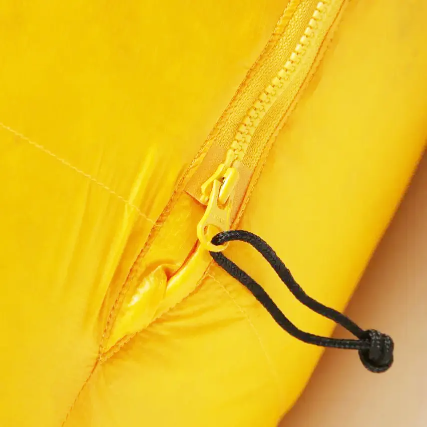 ویژگی های کیسه خواب پر اسنوهاک عایق کیسه خواب اسنوهاک با کیفیت ترین نوع پر (پر غاز سفید) با تراکم 90/10 با درجه پف شوندگی 700FP می باشد کیسه خواب پر اسنوهاوک مدل K2 900 به ‌نحوی طراحی شده که موجب به هدر رفتن گرمای بدن نخواهد شد. کلاه خوب این کیسه خواب تمام سر شما را می پوشاند، گرما را حفظ می کند و به شما اجازه می دهد که آزاد باشد تا راحت تنفس کنید. قسمت معروف به یقه کیسه خواب پر اسنوهاک کد K2 600 دور گردن شما را می پوشاند و مانع خروج گرمای بدن به بیرون می شود. کلاه این کیسه خواب بسیار جادار می باشد و با چفت کردن بند آن علاوه بر این که قسمت زیادی از صورت پوشیده می شود مانع از نفوذ هوای سرد به داخل کیسه خواب می گردد. طراحی این کیسه خواب ها بطوریست که زیپ در سمت چپ قرار گرفته است و برند زیپ های آن از نوع بسیار با کیفیت YKK می باشند؛ از این رو می توانید دو کیسه خواب را از طریق زیپ به هم وصل کنید. کیسه خواب پر اسنوهاوک با داشتن تنها 1000 گرم وزن که 600 گرم وزن پر آن می باشد. و همچنین ابعاد کیسه خواب: (فاصله سرشانه): 85 ( فاصله پاها): 50 ( طول کل): 220 می باشد. یکی از سبکترین و کم حجم ترین کیسه خواب های موجود در بازار می باشد وزن کم کیسه خواب پر اسنوهاک کد K2 600 ، موجب حمل و جابه‌ جایی آسان تر آن خواهد شد. لازم به ذکر است که دمای Comfort :٣ -درجه سانتی گراد، دمای Limit :٧-درجه سانتی گراد و دمای Exterme :١٧-درجه سانتی گراد می باشد. یکی از ویژگی های مهم این کیسه خواب اسنوهاک پارچه آن می باشد پارچه این محصول نیلون استفاده شده ساخت شرکت KOLON کره ی جنوبی می باشد که علاوه بر سبک بودن مقاومت بسیار بالایی را در برابر پارگی و پوسیدگی دارد آستر داخلی آن نیز بسیار لطیف بوده و با پوست بدن سازگاری مناسبی دارد . همچنین زیپ و کلیه یراق آلات این محصول ساخت شرکت YKK می باشد. داخل کیسه خواب در قسمت پشت زیپ یک کانال پر وجود دارد تا سرما از قسمت زیپ به داخل نفوذ نکند. جنس لایه خارجی: جنس لایه خارجی: ۷D 100% Ripstop Nylon و جنس لایه داخلی:20D 400T 100% Nylon که هم ضد حساسیت بوده و هم در مقابل نفوذ آب مقاوم است. این نکته بسیار حائز اهمیت است که کیسه خواب اسنوهاک، اندازه بدن شما باشد. کیسه خواب خیلی عریض، جاگیر، سرد و سنگین تر است؛ متقابلا، اگر کیسه خوابتان تنگ باشد، باید به زور زیپ آن را ببندید و داخل آن بخوابید. در این حالت بدن شما با فشاری که به جدار کیسه خواب وارد می کند، باعث فشرده شدن لایه عایق شده و هوای مابین آن را خالی می کند و در نتیجه درون کیسه خواب سرد می شود. اگر کیسه خواب خیلی کوتاه باشد، لایه عایق در قسمت پا و سر فشرده تر می شود و دوباره باعث سردتر شدن کیسه خواب می شود. اما کیسه خواب پر اسنوهاک کد K2 600، با شکل ارگونومیک و جای پای عریض و راحت این مشکلات را نیز حل کرده است. گفتنی است الیاف به کار رفته در تولید این محصول، کاملا سازگار با طبیعت بوده و تجدیدپذیز می باشند. گرمای کیسه خواب توسط ماده عایقی که در بین آن قرار دارد و باعث حبس هوا در بین خود می شود، بوجود می آید. کوهنوردی یکی از لذت بخش ترین فعالیت های طبیعت گردی و در عین حال ورزشی چالش برانگیز است؛ اما، به شرطی که وسایل و تجهیزات مناسب با فعالیتمان را به همراه داشته باشیم. بسیاری از ما تجربه کرده ایم که سرمای زمستان می تواند لذت یک سفر را به خاطره ای تلخ تبدیل کند. سرماخوردگی، سردرد و شاید عواقبی بسیار وخیم تری را نیز می تواند در پیش داشته باشد.