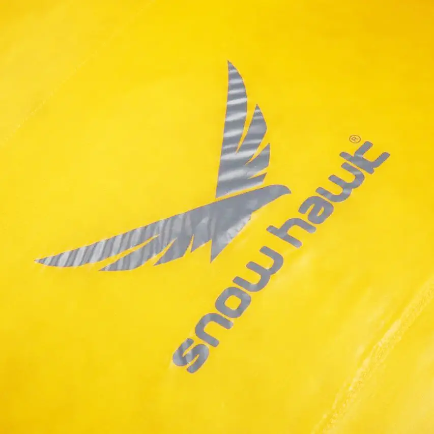 ویژگی های کیسه خواب پر اسنوهاک عایق کیسه خواب اسنوهاک با کیفیت ترین نوع پر (پر غاز سفید) با تراکم 90/10 با درجه پف شوندگی 700FP می باشد کیسه خواب پر اسنوهاوک مدل K2 900 به ‌نحوی طراحی شده که موجب به هدر رفتن گرمای بدن نخواهد شد. کلاه خوب این کیسه خواب تمام سر شما را می پوشاند، گرما را حفظ می کند و به شما اجازه می دهد که آزاد باشد تا راحت تنفس کنید. قسمت معروف به یقه کیسه خواب پر اسنوهاک کد K2 600 دور گردن شما را می پوشاند و مانع خروج گرمای بدن به بیرون می شود. کلاه این کیسه خواب بسیار جادار می باشد و با چفت کردن بند آن علاوه بر این که قسمت زیادی از صورت پوشیده می شود مانع از نفوذ هوای سرد به داخل کیسه خواب می گردد. طراحی این کیسه خواب ها بطوریست که زیپ در سمت چپ قرار گرفته است و برند زیپ های آن از نوع بسیار با کیفیت YKK می باشند؛ از این رو می توانید دو کیسه خواب را از طریق زیپ به هم وصل کنید. کیسه خواب پر اسنوهاوک با داشتن تنها 1000 گرم وزن که 600 گرم وزن پر آن می باشد. و همچنین ابعاد کیسه خواب: (فاصله سرشانه): 85 ( فاصله پاها): 50 ( طول کل): 220 می باشد. یکی از سبکترین و کم حجم ترین کیسه خواب های موجود در بازار می باشد وزن کم کیسه خواب پر اسنوهاک کد K2 600 ، موجب حمل و جابه‌ جایی آسان تر آن خواهد شد. لازم به ذکر است که دمای Comfort :٣ -درجه سانتی گراد، دمای Limit :٧-درجه سانتی گراد و دمای Exterme :١٧-درجه سانتی گراد می باشد. یکی از ویژگی های مهم این کیسه خواب اسنوهاک پارچه آن می باشد پارچه این محصول نیلون استفاده شده ساخت شرکت KOLON کره ی جنوبی می باشد که علاوه بر سبک بودن مقاومت بسیار بالایی را در برابر پارگی و پوسیدگی دارد آستر داخلی آن نیز بسیار لطیف بوده و با پوست بدن سازگاری مناسبی دارد . همچنین زیپ و کلیه یراق آلات این محصول ساخت شرکت YKK می باشد. داخل کیسه خواب در قسمت پشت زیپ یک کانال پر وجود دارد تا سرما از قسمت زیپ به داخل نفوذ نکند. جنس لایه خارجی: جنس لایه خارجی: ۷D 100% Ripstop Nylon و جنس لایه داخلی:20D 400T 100% Nylon که هم ضد حساسیت بوده و هم در مقابل نفوذ آب مقاوم است. این نکته بسیار حائز اهمیت است که کیسه خواب اسنوهاک، اندازه بدن شما باشد. کیسه خواب خیلی عریض، جاگیر، سرد و سنگین تر است؛ متقابلا، اگر کیسه خوابتان تنگ باشد، باید به زور زیپ آن را ببندید و داخل آن بخوابید. در این حالت بدن شما با فشاری که به جدار کیسه خواب وارد می کند، باعث فشرده شدن لایه عایق شده و هوای مابین آن را خالی می کند و در نتیجه درون کیسه خواب سرد می شود. اگر کیسه خواب خیلی کوتاه باشد، لایه عایق در قسمت پا و سر فشرده تر می شود و دوباره باعث سردتر شدن کیسه خواب می شود. اما کیسه خواب پر اسنوهاک کد K2 600، با شکل ارگونومیک و جای پای عریض و راحت این مشکلات را نیز حل کرده است. گفتنی است الیاف به کار رفته در تولید این محصول، کاملا سازگار با طبیعت بوده و تجدیدپذیز می باشند. گرمای کیسه خواب توسط ماده عایقی که در بین آن قرار دارد و باعث حبس هوا در بین خود می شود، بوجود می آید. کوهنوردی یکی از لذت بخش ترین فعالیت های طبیعت گردی و در عین حال ورزشی چالش برانگیز است؛ اما، به شرطی که وسایل و تجهیزات مناسب با فعالیتمان را به همراه داشته باشیم. بسیاری از ما تجربه کرده ایم که سرمای زمستان می تواند لذت یک سفر را به خاطره ای تلخ تبدیل کند. سرماخوردگی، سردرد و شاید عواقبی بسیار وخیم تری را نیز می تواند در پیش داشته باشد.