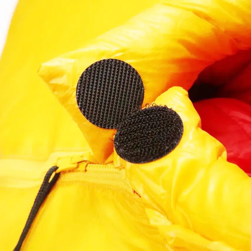 ویژگی های کیسه خواب پر اسنوهاک عایق کیسه خواب اسنوهاک با کیفیت ترین نوع پر (پر غاز سفید) با تراکم 90/10 با درجه پف شوندگی 700FP می باشد کیسه خواب پر اسنوهاوک مدل K2 900 به ‌نحوی طراحی شده که موجب به هدر رفتن گرمای بدن نخواهد شد. کلاه خوب این کیسه خواب تمام سر شما را می پوشاند، گرما را حفظ می کند و به شما اجازه می دهد که آزاد باشد تا راحت تنفس کنید. قسمت معروف به یقه کیسه خواب پر اسنوهاک کد K2 600 دور گردن شما را می پوشاند و مانع خروج گرمای بدن به بیرون می شود. کلاه این کیسه خواب بسیار جادار می باشد و با چفت کردن بند آن علاوه بر این که قسمت زیادی از صورت پوشیده می شود مانع از نفوذ هوای سرد به داخل کیسه خواب می گردد. طراحی این کیسه خواب ها بطوریست که زیپ در سمت چپ قرار گرفته است و برند زیپ های آن از نوع بسیار با کیفیت YKK می باشند؛ از این رو می توانید دو کیسه خواب را از طریق زیپ به هم وصل کنید. کیسه خواب پر اسنوهاوک با داشتن تنها 1000 گرم وزن که 600 گرم وزن پر آن می باشد. و همچنین ابعاد کیسه خواب: (فاصله سرشانه): 85 ( فاصله پاها): 50 ( طول کل): 220 می باشد. یکی از سبکترین و کم حجم ترین کیسه خواب های موجود در بازار می باشد وزن کم کیسه خواب پر اسنوهاک کد K2 600 ، موجب حمل و جابه‌ جایی آسان تر آن خواهد شد. لازم به ذکر است که دمای Comfort :٣ -درجه سانتی گراد، دمای Limit :٧-درجه سانتی گراد و دمای Exterme :١٧-درجه سانتی گراد می باشد. یکی از ویژگی های مهم این کیسه خواب اسنوهاک پارچه آن می باشد پارچه این محصول نیلون استفاده شده ساخت شرکت KOLON کره ی جنوبی می باشد که علاوه بر سبک بودن مقاومت بسیار بالایی را در برابر پارگی و پوسیدگی دارد آستر داخلی آن نیز بسیار لطیف بوده و با پوست بدن سازگاری مناسبی دارد . همچنین زیپ و کلیه یراق آلات این محصول ساخت شرکت YKK می باشد. داخل کیسه خواب در قسمت پشت زیپ یک کانال پر وجود دارد تا سرما از قسمت زیپ به داخل نفوذ نکند. جنس لایه خارجی: جنس لایه خارجی: ۷D 100% Ripstop Nylon و جنس لایه داخلی:20D 400T 100% Nylon که هم ضد حساسیت بوده و هم در مقابل نفوذ آب مقاوم است. این نکته بسیار حائز اهمیت است که کیسه خواب اسنوهاک، اندازه بدن شما باشد. کیسه خواب خیلی عریض، جاگیر، سرد و سنگین تر است؛ متقابلا، اگر کیسه خوابتان تنگ باشد، باید به زور زیپ آن را ببندید و داخل آن بخوابید. در این حالت بدن شما با فشاری که به جدار کیسه خواب وارد می کند، باعث فشرده شدن لایه عایق شده و هوای مابین آن را خالی می کند و در نتیجه درون کیسه خواب سرد می شود. اگر کیسه خواب خیلی کوتاه باشد، لایه عایق در قسمت پا و سر فشرده تر می شود و دوباره باعث سردتر شدن کیسه خواب می شود. اما کیسه خواب پر اسنوهاک کد K2 600، با شکل ارگونومیک و جای پای عریض و راحت این مشکلات را نیز حل کرده است. گفتنی است الیاف به کار رفته در تولید این محصول، کاملا سازگار با طبیعت بوده و تجدیدپذیز می باشند. گرمای کیسه خواب توسط ماده عایقی که در بین آن قرار دارد و باعث حبس هوا در بین خود می شود، بوجود می آید. کوهنوردی یکی از لذت بخش ترین فعالیت های طبیعت گردی و در عین حال ورزشی چالش برانگیز است؛ اما، به شرطی که وسایل و تجهیزات مناسب با فعالیتمان را به همراه داشته باشیم. بسیاری از ما تجربه کرده ایم که سرمای زمستان می تواند لذت یک سفر را به خاطره ای تلخ تبدیل کند. سرماخوردگی، سردرد و شاید عواقبی بسیار وخیم تری را نیز می تواند در پیش داشته باشد.