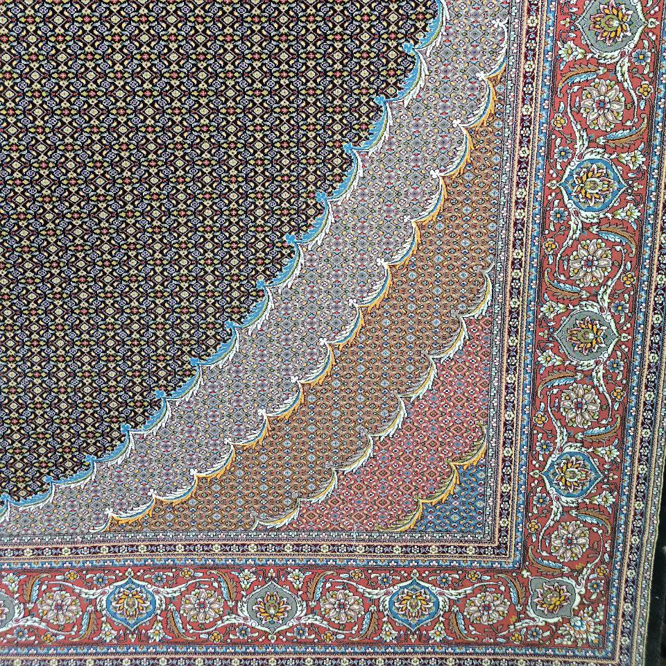 فرش 700 شانه آکرلیک تراکم 2550 کمیل مدل تیغ ماهی رنگ زمینه قهوه ای