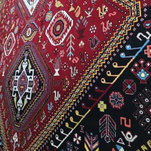 فرش 700 شانه آکرلیک تراکم 2550 کمیل مدل حسن آباد رنگ زمینه لاکی