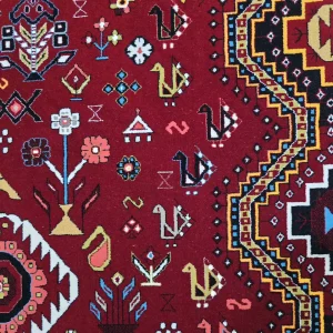 فرش 700 شانه آکرلیک تراکم 2550 کمیل مدل حسن آباد رنگ زمینه لاکی