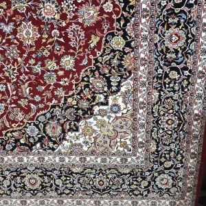 فرش 700 شانه آکرلیک تراکم 2550 کمیل مدل کاشان رنگ زمینه لاکی