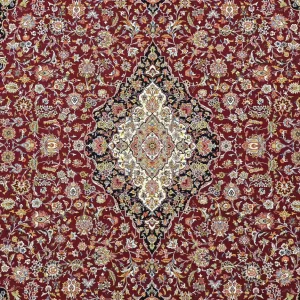 فرش 700 شانه آکرلیک تراکم 2550 کمیل مدل کاشان رنگ زمینه لاکی