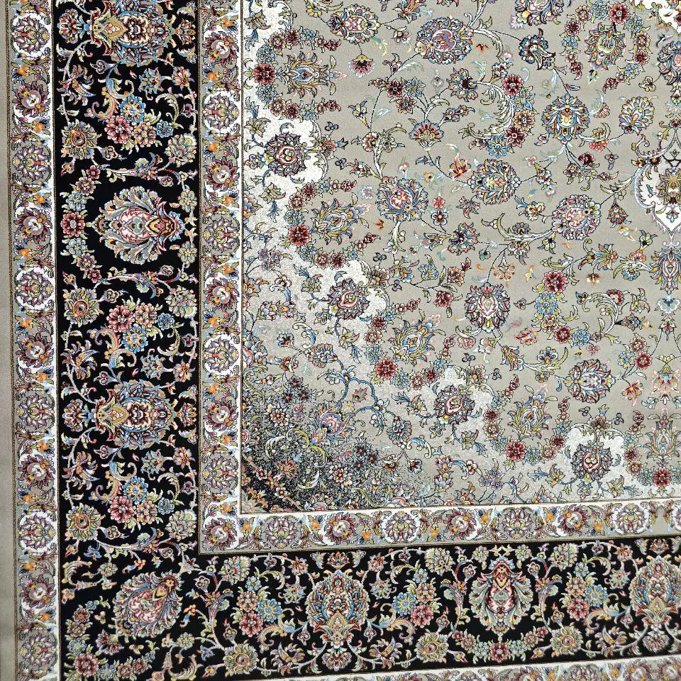 فرش 700 شانه آکرلیک تراکم 2550 کمیل مدل آیلین رنگ زمینه فیلی